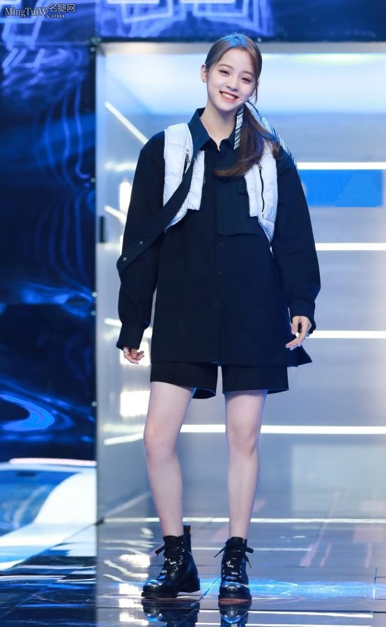 文艺美少女欧阳娜娜翘二郎腿弹吉他(1/3)