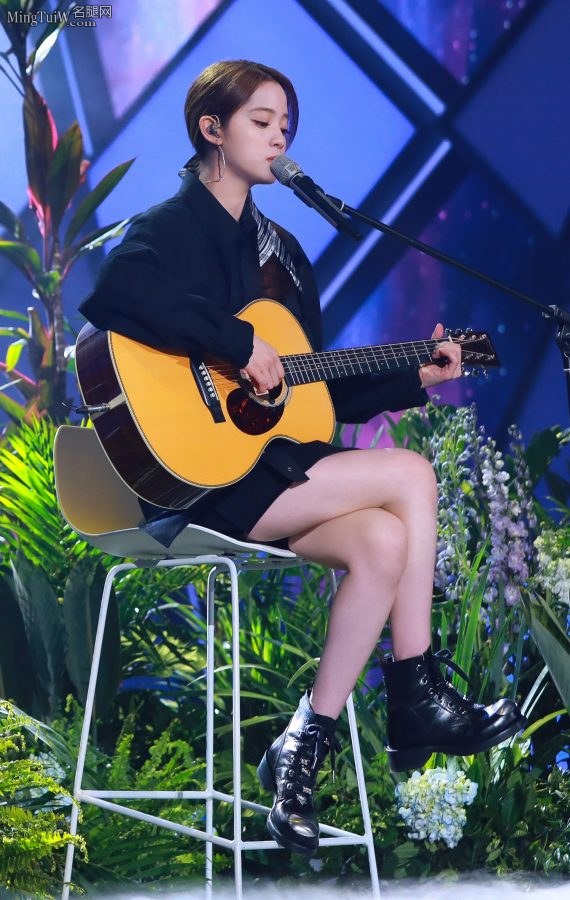 文艺美少女欧阳娜娜翘二郎腿弹吉他(2/3)