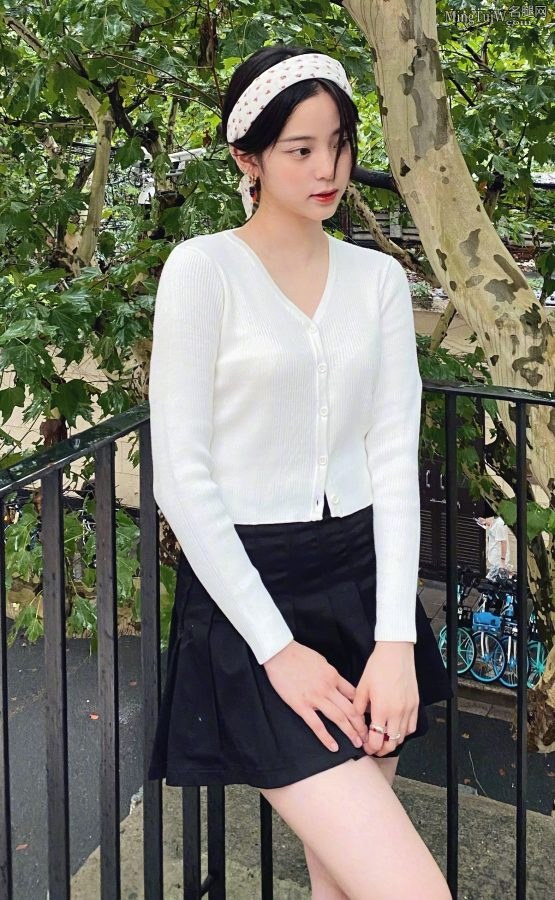 清凉夏日欧阳娜娜白皙大腿(2/6)
