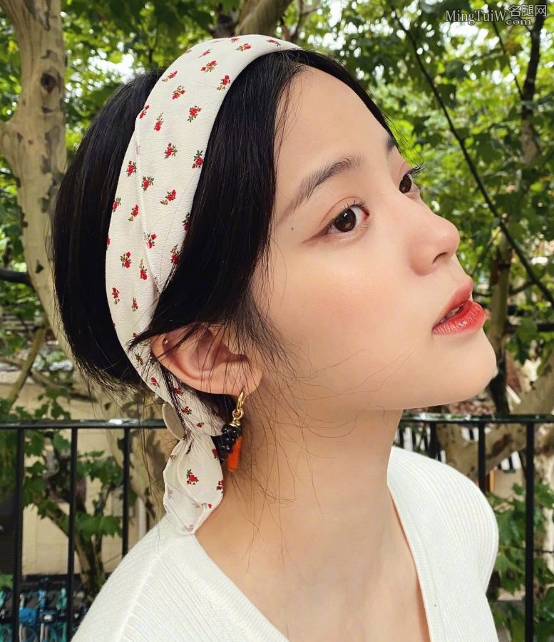 清凉夏日欧阳娜娜白皙大腿(5/6)