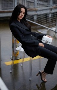 欧阳娜娜穿上黑色西服套装美足穿凉高跟又帅又性感