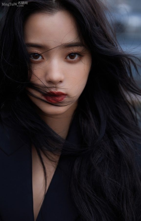 欧阳娜娜穿上黑色西服套装美足穿凉高跟又帅又性感(6/10)