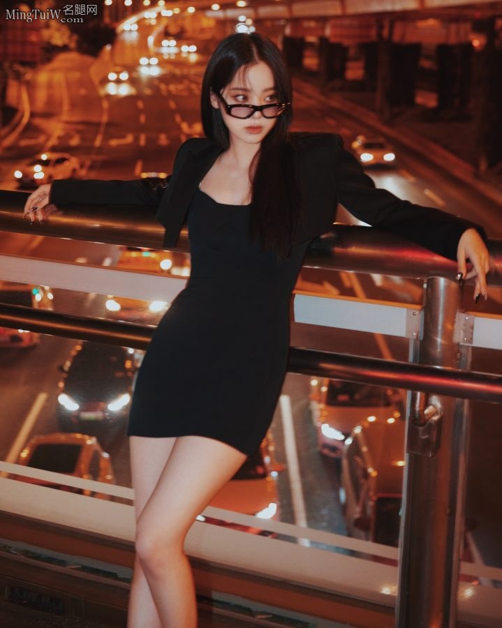 眼镜妹欧阳娜娜白皙细长腿(5/8)