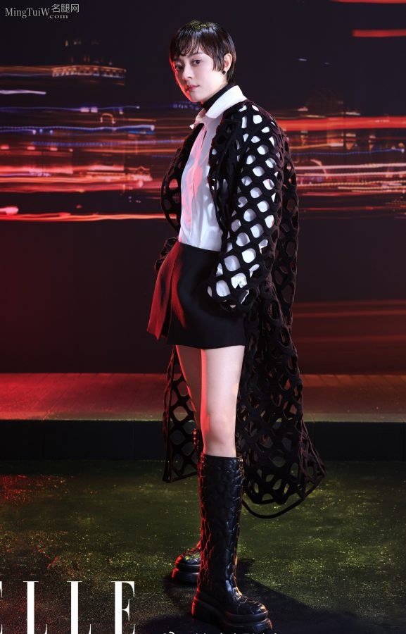 Short-haired female star Sun Li's cool and modern photo with white legs and boots(1/6)
