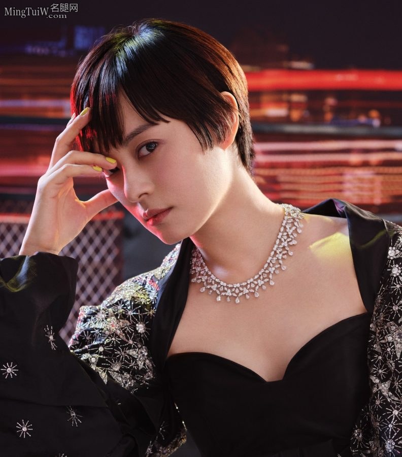 Short-haired female star Sun Li's cool and modern photo with white legs and boots(5/6)