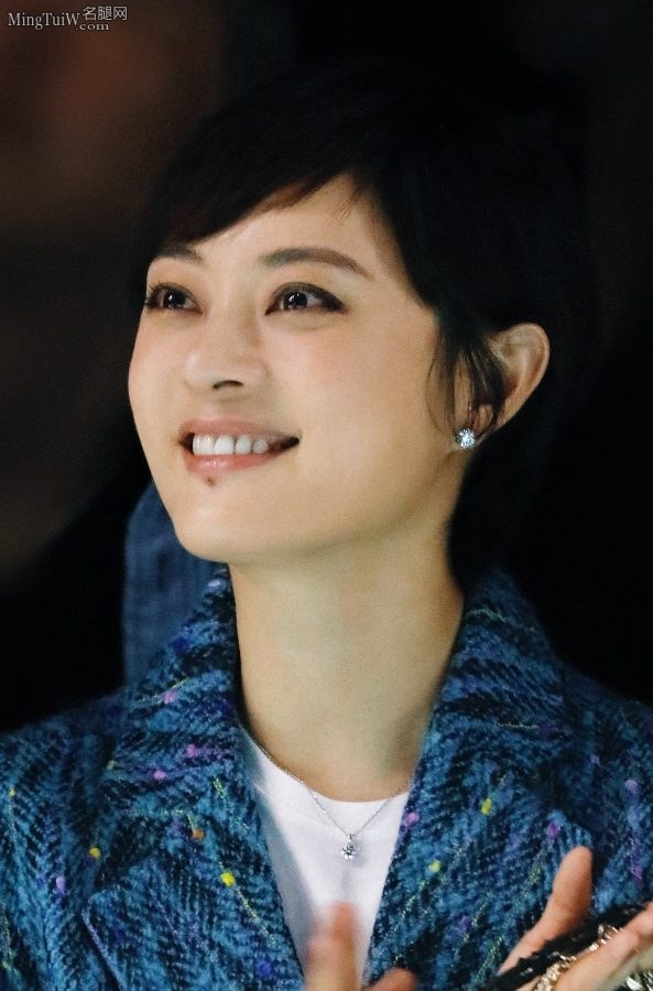 孙俪坐在前排看秀牛仔裤包裹大腿曲线迷人(3/3)