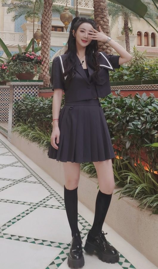 Weiya's white and beautiful legs are dressed in cotton pantyhose to look innocent(1/2)