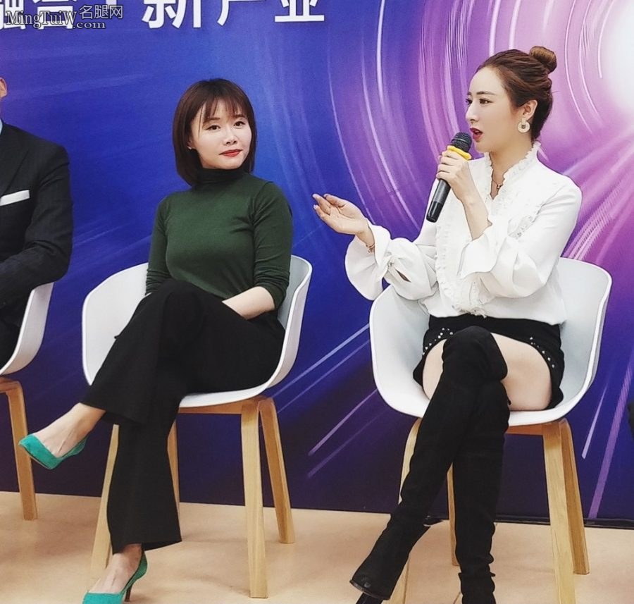 薇娅穿长靴翘二郎腿大腿太美(1/2)