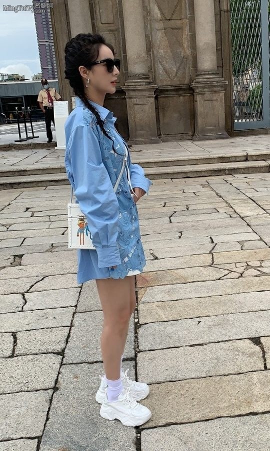 薇娅外出旅游美腿照(6/6)