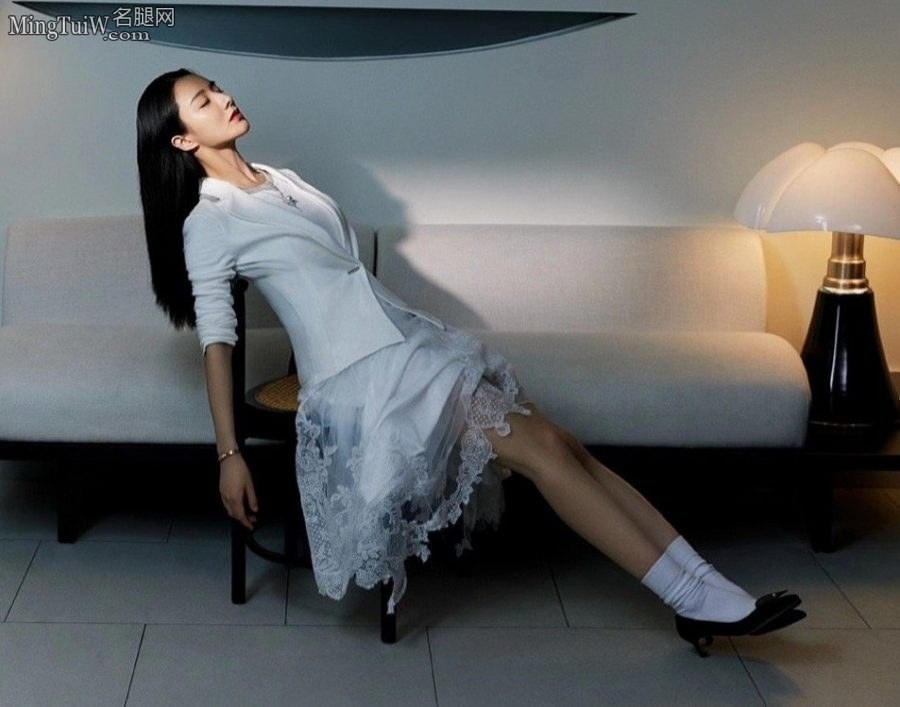薇娅登上《时装》杂志腿上裹了罕见的蓝色丝袜(2/4)