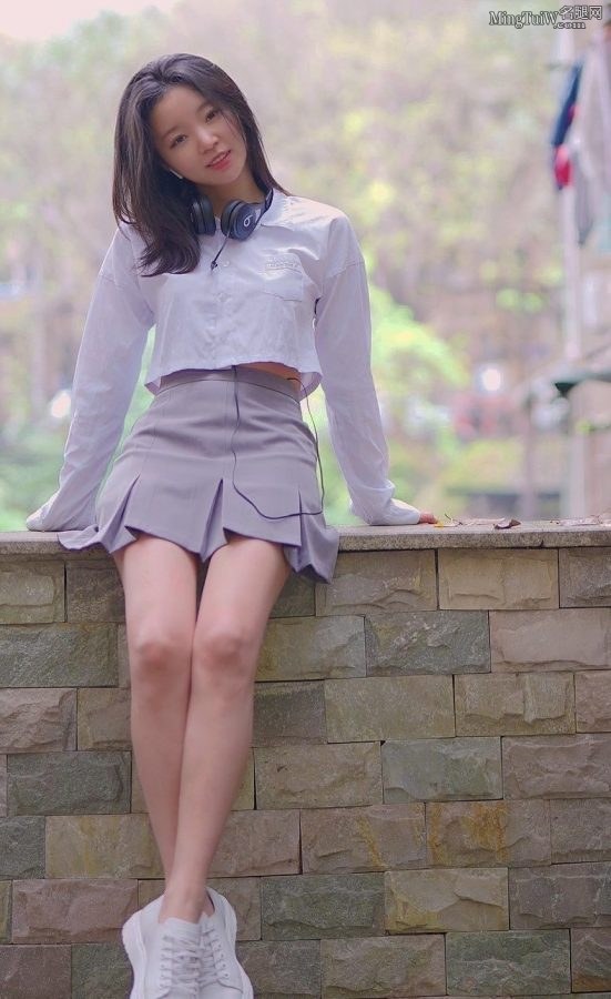 "Learning to Meow" Xiao Pan Pan dressed up as a pure and beautiful girl and wore a short skirt to show off her beautiful legs(1/2)