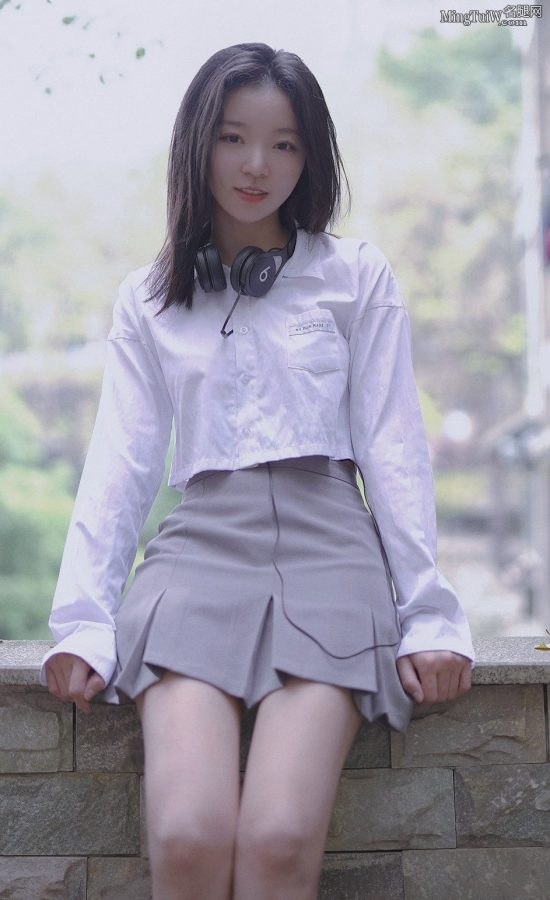 《学猫叫》小潘潘清纯玉女装扮穿短裙秀美腿(2/2)