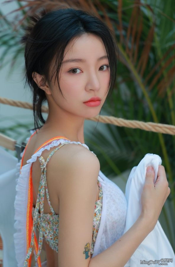 IR小潘潘湿身白腿玉足美脸写真(4/7)