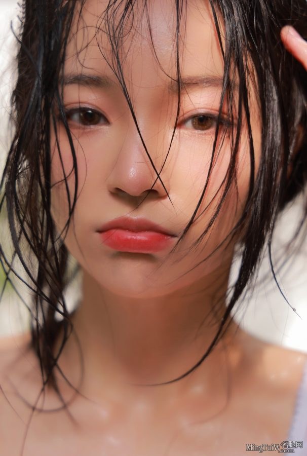 IR小潘潘湿身白腿玉足美脸写真(7/7)