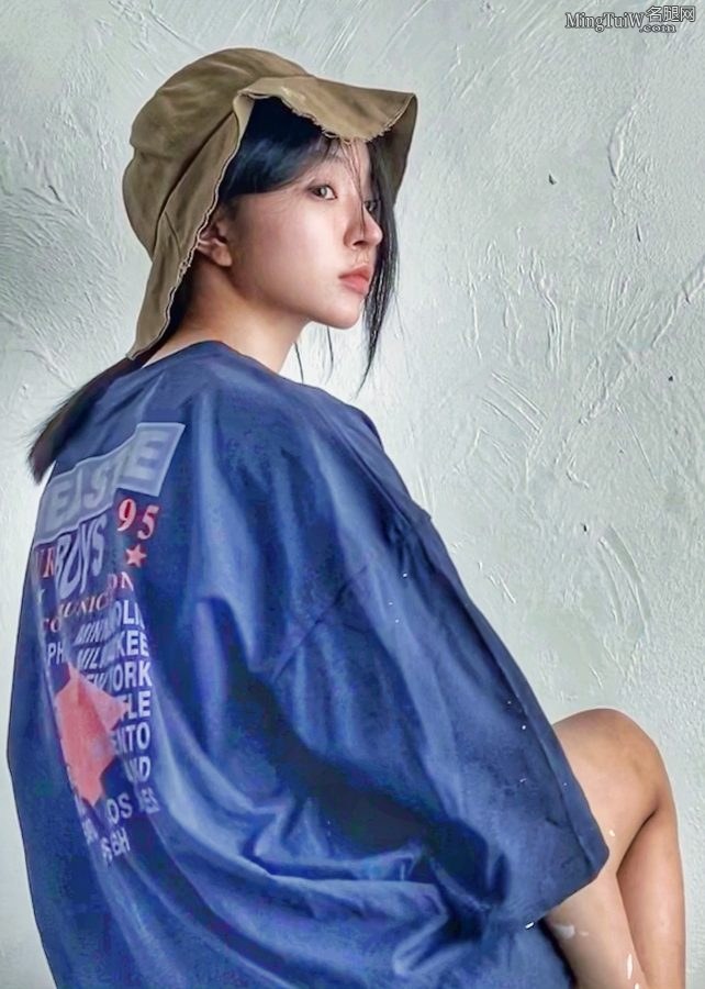 小潘潘潘柚彤在家光脚丫刷墙(4/4)
