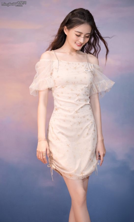 美女演员徐璐拍写真腿细人美(4/7)