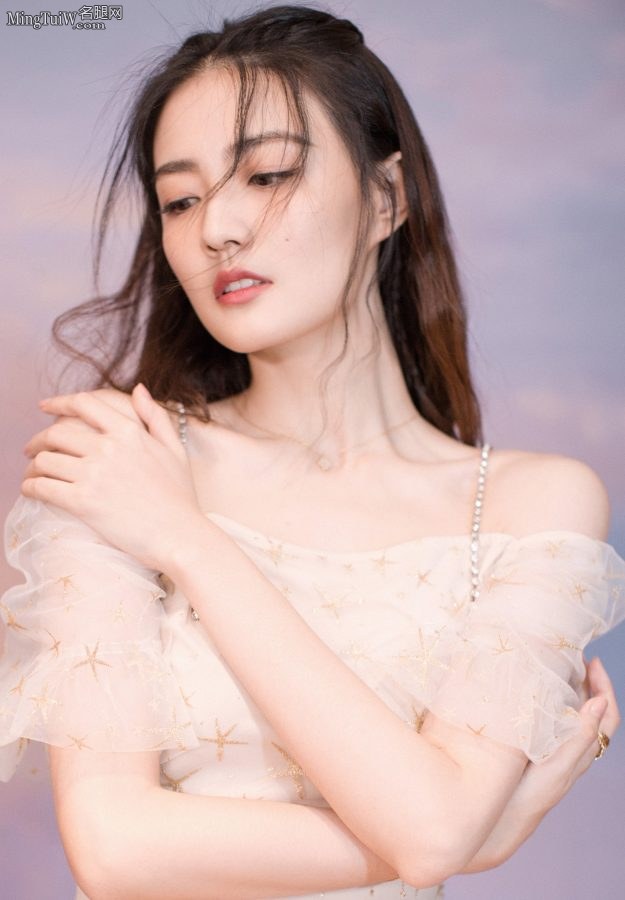 美女演员徐璐拍写真腿细人美(6/7)