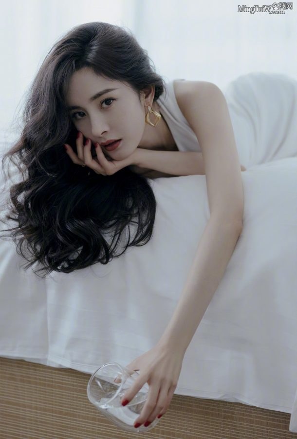 杨幂一袭高开叉白裙，她的长腿和美足真的太能打了（第4张/共15张）