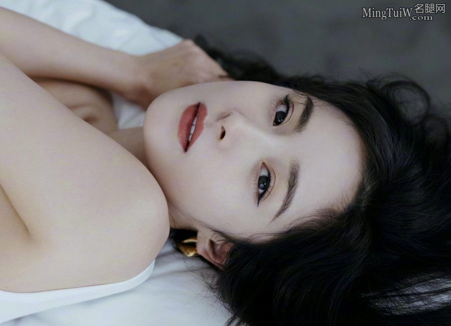 杨幂一袭高开叉白裙，她的长腿和美足真的太能打了(7/15)