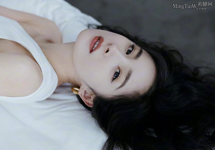 杨幂一袭高开叉白裙，她的长腿和美足真的太能打了(8/15)