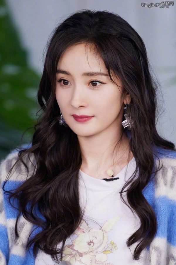 少女感十足的女星杨幂大腿细长上围圆润太顶了(10/11)