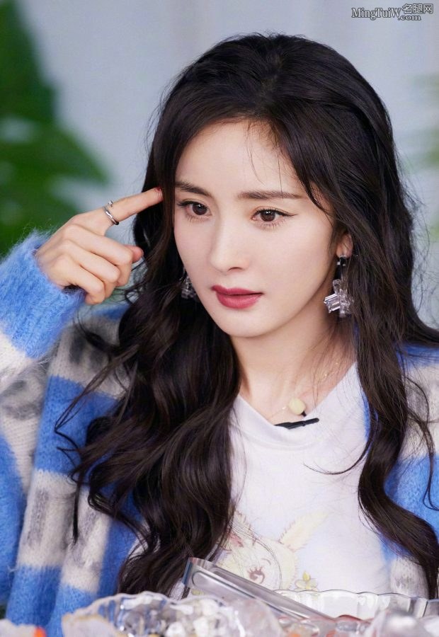 少女感十足的女星杨幂大腿细长上围圆润太顶了(11/11)