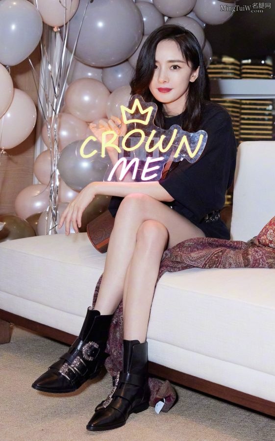女明星杨幂纤细白皙的大长腿太A了(10/10)