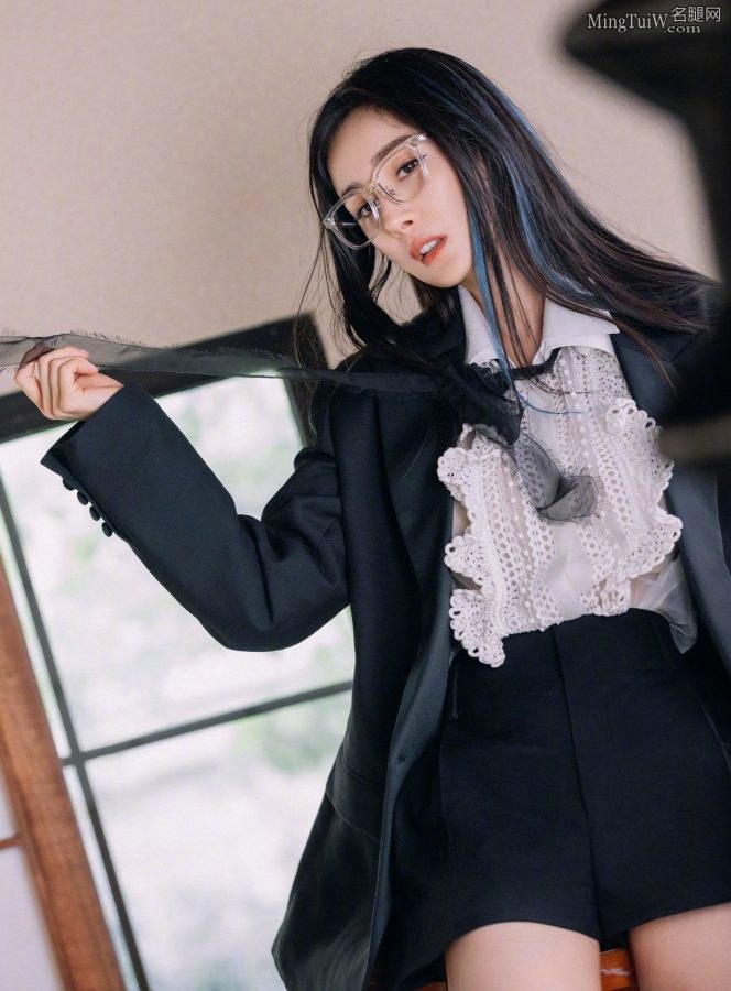 杨幂登上《时尚健康》杂志大秀长腿和美足(2/5)