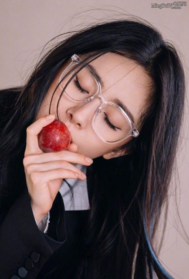 杨幂登上《时尚健康》杂志大秀长腿和美足(3/5)