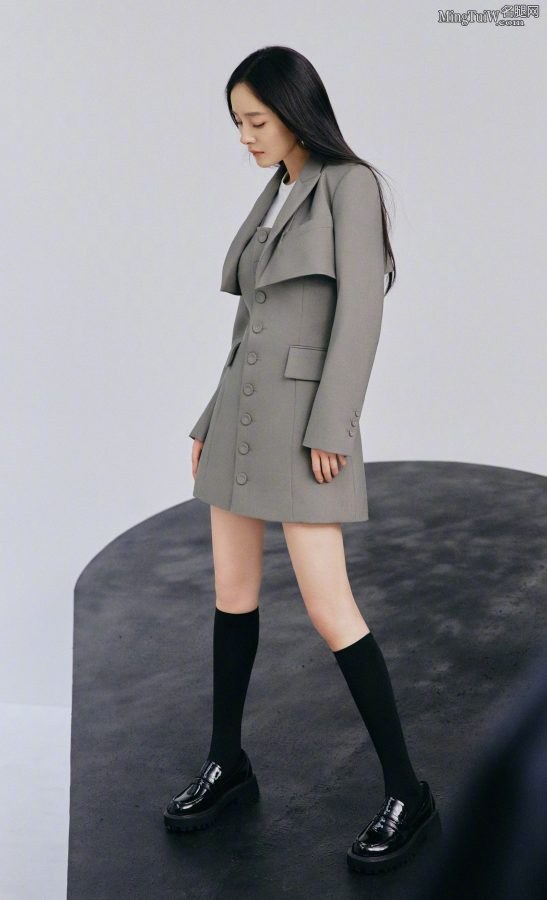 Big power Yang Mi's slender white legs are wearing black pantyhose(1/3)