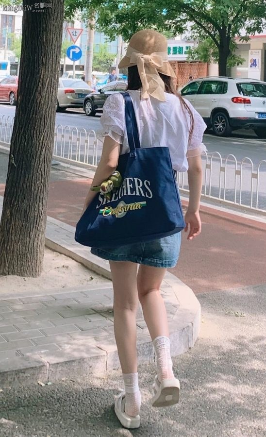 Is Zhao Lusi going to school with her beautiful legs in denim skirt?(3/3)