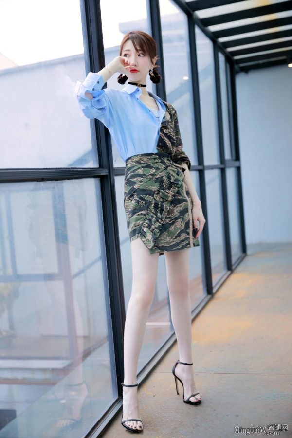Zhang Chunye looks so good in a short skirt showing off her slender white legs(1/4)