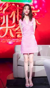 张纯烨身穿粉色短旗袍好好看的细腿