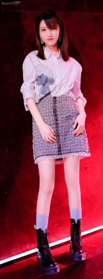 《新相亲大会》女主持张纯烨笔直光滑玉腿(2/8)