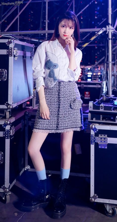 "New Blind Date Conference" female host Zhang Chunye has straight and smooth legs(8/8)