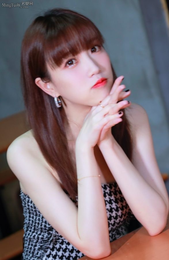 Zhang Chunye's small legs wearing pointed stilettos are full of pure desire(8/8)