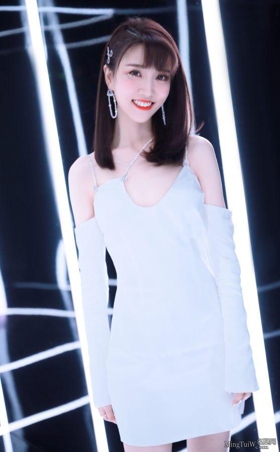 张纯烨这么短的裙子还开叉太让人受不了(3/8)