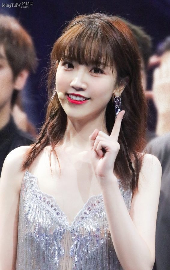 《蒙面舞王》张纯烨身穿深V流苏裙美腿玉足无暇(3/7)