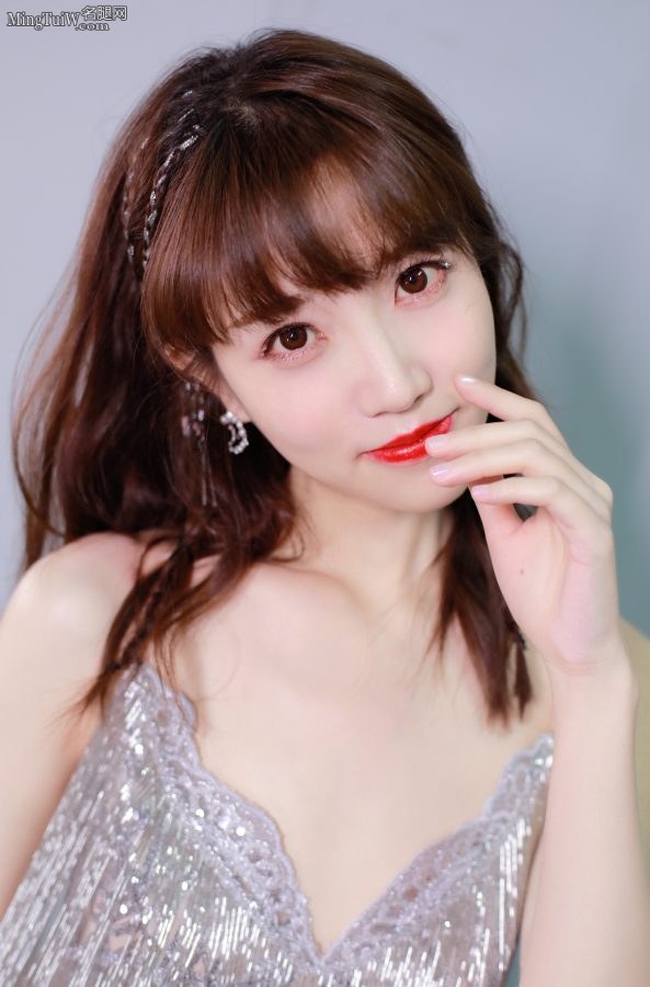 《蒙面舞王》张纯烨身穿深V流苏裙美腿玉足无暇(4/7)