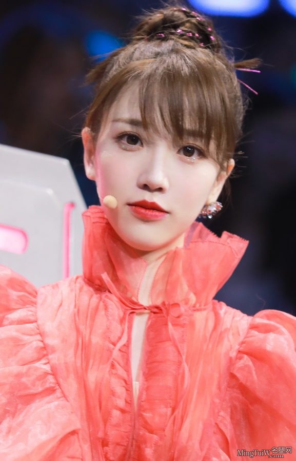《蒙面舞王》主持人张纯烨玉腿美足精致无暇(3/3)