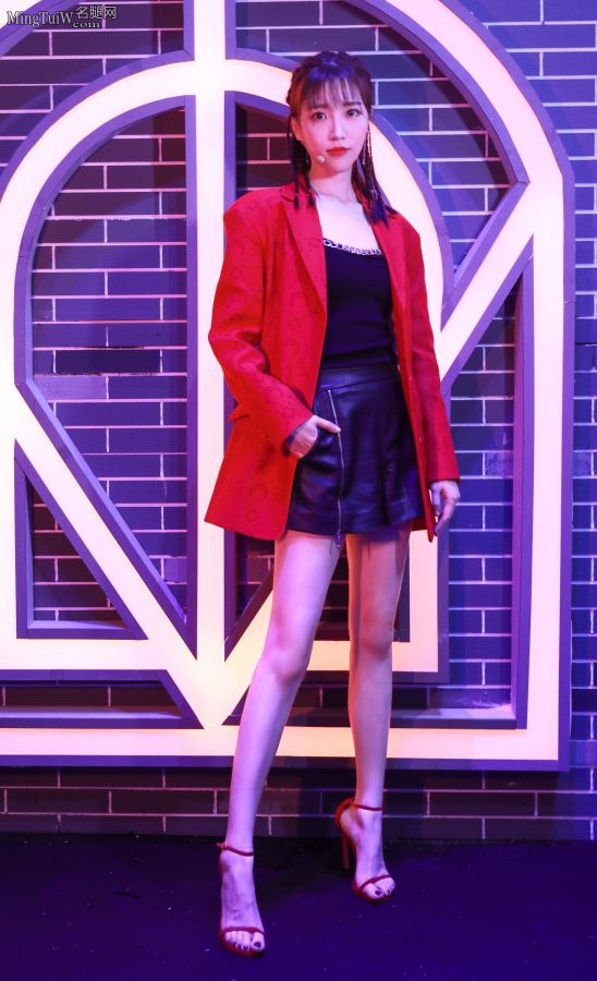 高挑少女主播张纯烨皮短裤长美腿(1/8)