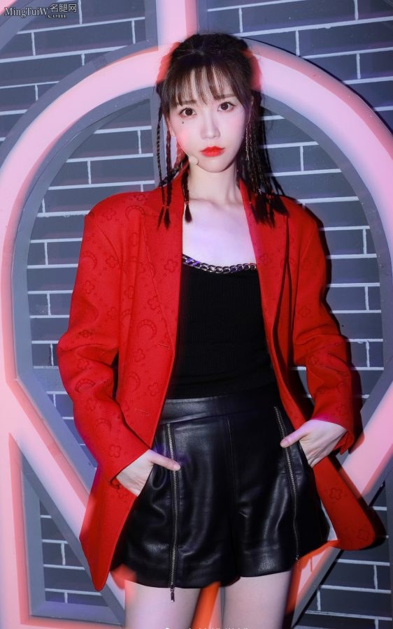 高挑少女主播张纯烨皮短裤长美腿(2/8)