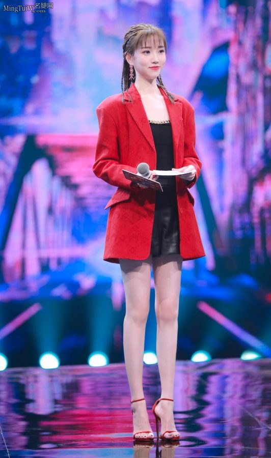 高挑少女主播张纯烨皮短裤长美腿(3/8)