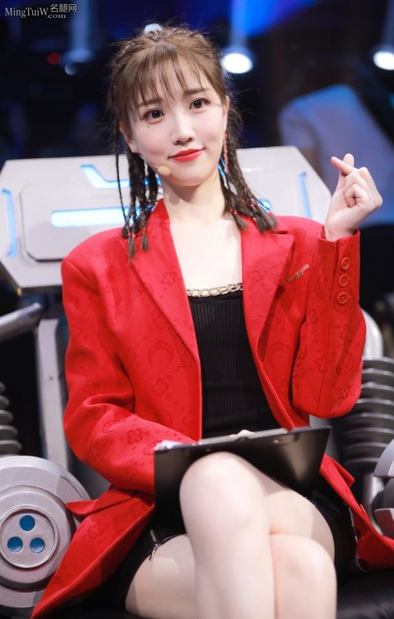 高挑少女主播张纯烨皮短裤长美腿(7/8)