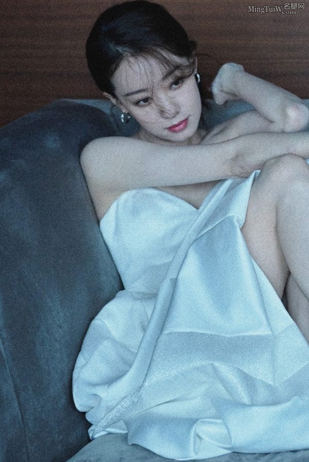张小斐穿白色蝴蝶结礼服露美背和香肩(4/12)