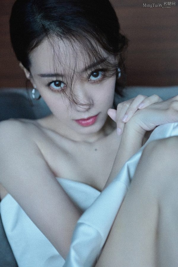张小斐穿白色蝴蝶结礼服露美背和香肩(5/12)