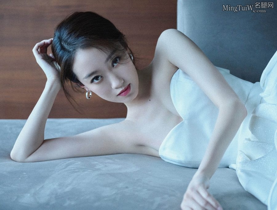 张小斐穿白色蝴蝶结礼服露美背和香肩(6/12)