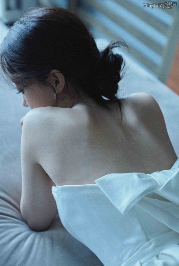 张小斐穿白色蝴蝶结礼服露美背和香肩(7/12)