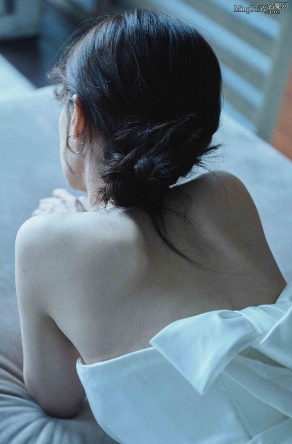 张小斐穿白色蝴蝶结礼服露美背和香肩(8/12)