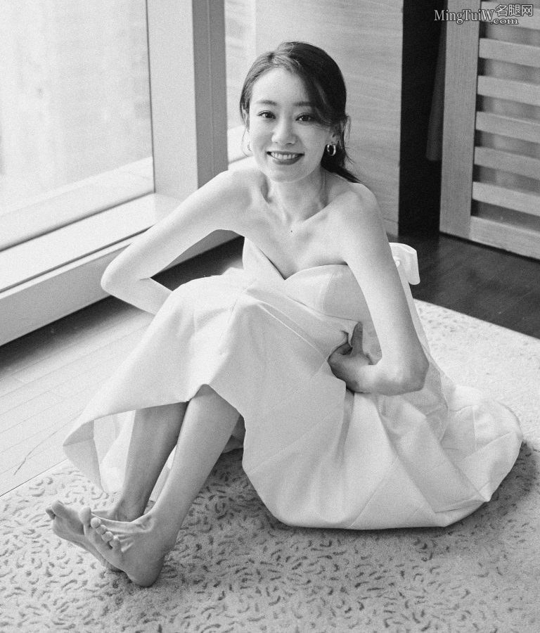 张小斐穿白色蝴蝶结礼服露美背和香肩(9/12)